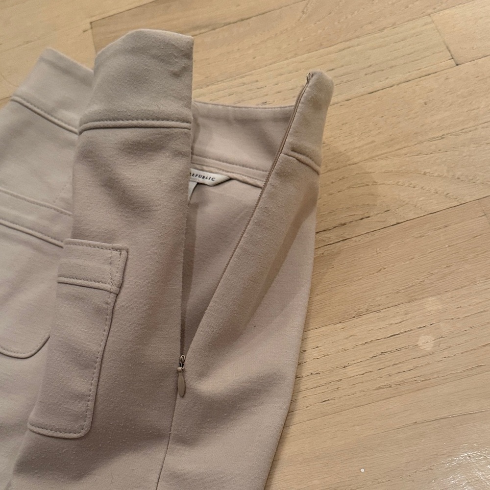 Banana Republic Button-Front Cream Pencil Skirt with Patch Pockets - Picture 4 of 6